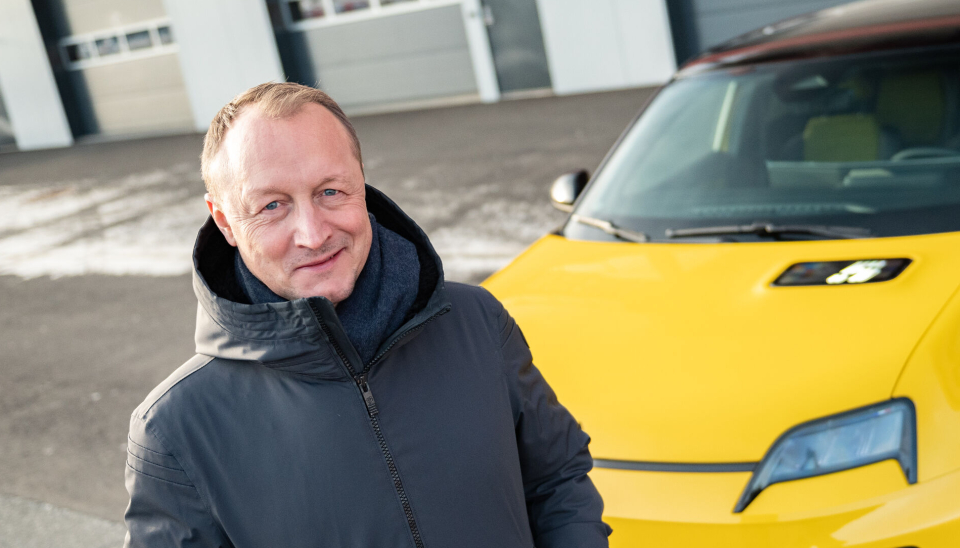 Nils-Henrik Holmen foran Renault 5, den nye importørens første lansering i Norge.