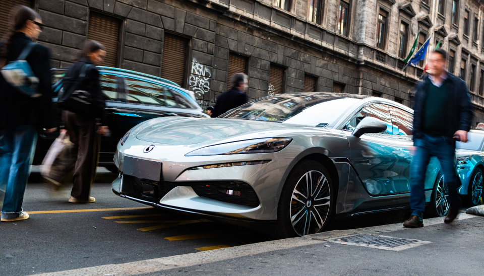 Denza Z9 GT skapte oppmerksomhet i Milans gater i forrige uke. Bilen kommer til Norge neste år.