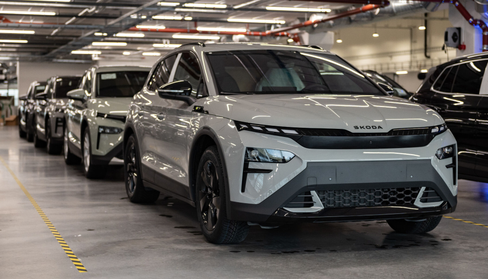 Skoda-biler står klare for levering fra Møllers nye importanlegg i Drammen - men det er ikke nok biler til alle før nyttår.