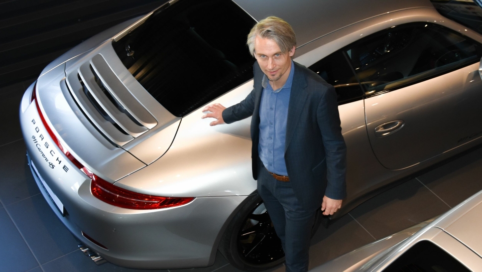 Administrerende direktør i Autozentrum Sport, Morten Scheel, går spennende tider i møte med introduksjonen av den helelektriske modellen Taycan.