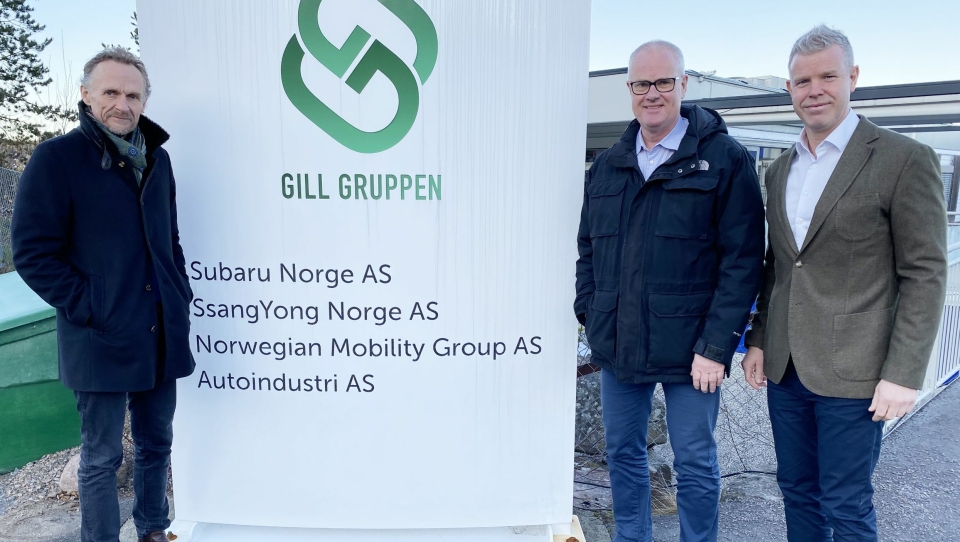 F. v.: Leif Madsberg (konsernsjef i Gill Gruppen), Jan Kåre Holmedal (daglig leder i Norwegian Mobility Group) og Torbjørn Lie (daglig leder Subaru Norge).