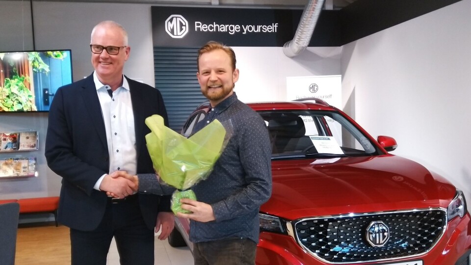 Mikkel Rasmussen Hofplass (t. h.) får sin MG ZS overlevert av Jan Kåre Holmedal fra importøren. Mikkel Rasmussen Hofplass (t. h.) får sin MG ZS overlevert av Jan Kåre Holmedal fra importøren.