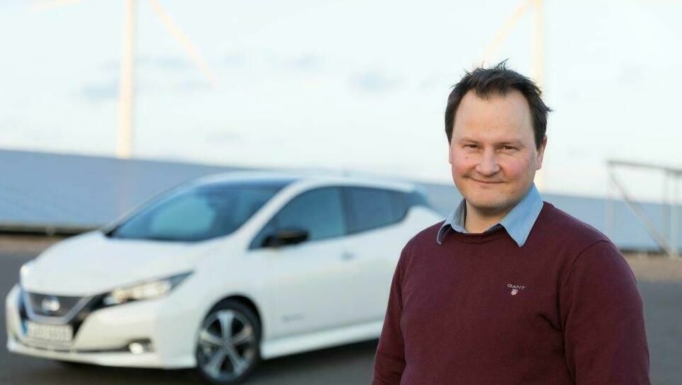 Informasjonssjef Knut Arne Marcussen hos Nissan-importøren foran en Leaf.