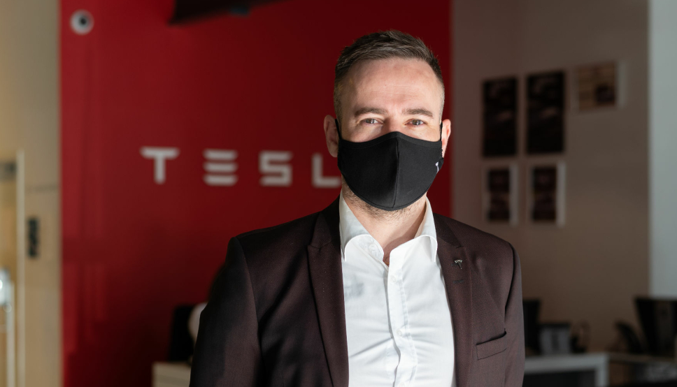 Axel Tangen har vært ansatt i Tesla siden 2013, og er nå leder for den norske Tesla-virksomheten.