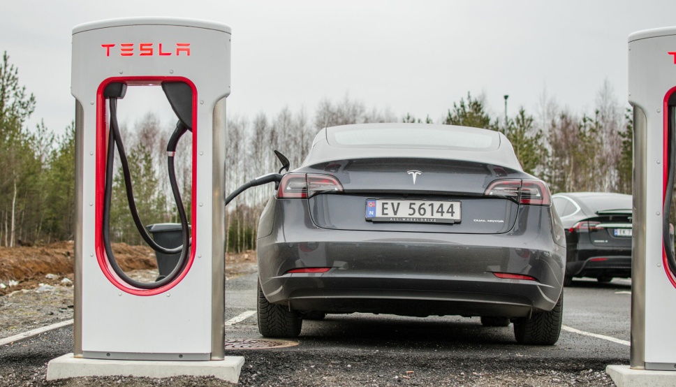 Tesla har i dag 83 supercharger-lokasjoner i Norge, og ytterligere 32 planlegges etablert.