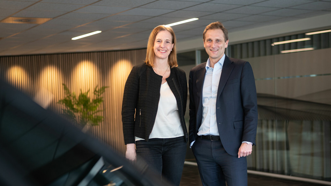 Finansdirektør Anna Nord Bjercke og administrerende direktør Petter Hellman i Møller Mobility Group gleder seg over Møller-resultatene i fjor.
