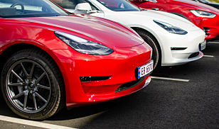 Tesla med hver tredje registrering i mars - historisk høy elbil-andel
