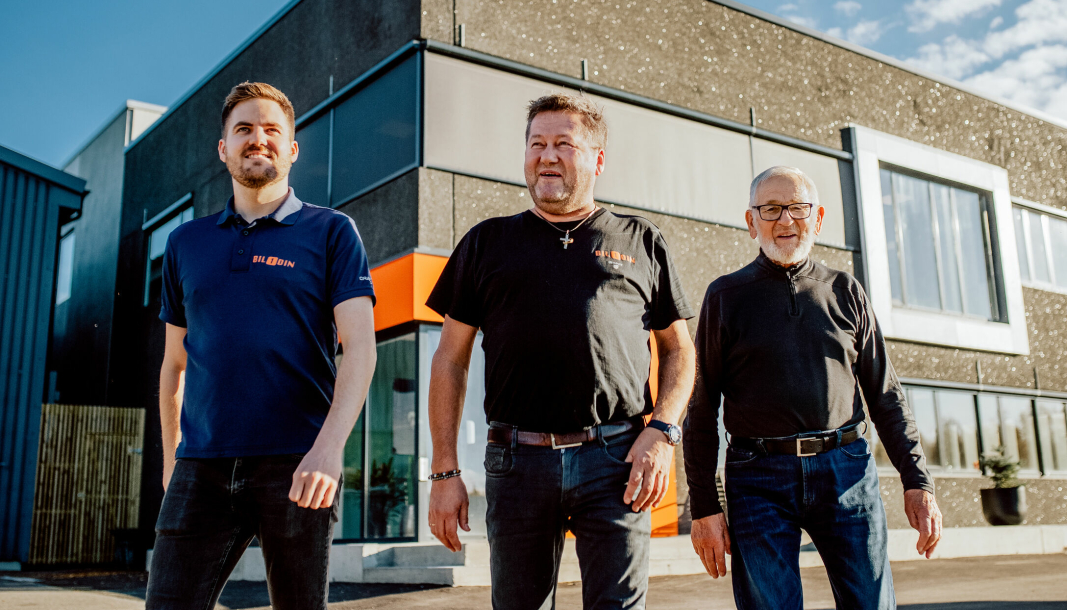 Tre generasjoner bildemontører. Fra venstre: Anders Greftegreff, Bjarne Brøndbo og Arne Brøndbo
