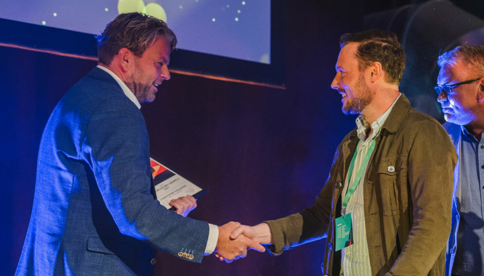 Christopher Tollefsen mottar prisen som Årets personbil-selger under Citroëns forhandlermøte.
