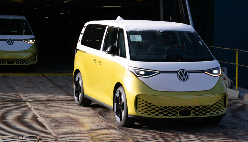 Volkswagen ID. Buzz gjør seg bemerket både i trafikken og på registreringsstatistikken for januar.