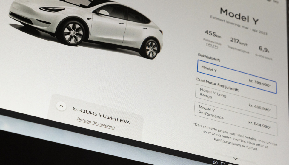 En ny info-boks i Teslas konfigurator viser priser inklusiv alle avgifter - både for biler med og uten elbil-moms.