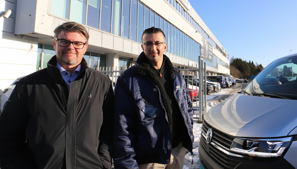 F. v.: Petter Magnussen og Mahir Polat hos Møller Bil Kalbakken. Polat er ansvarlig for å drifte Erstatningsbil hos Volkswagen-forhandleren.
