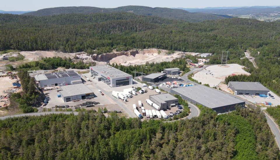 Anlegget i ringen til venstre er AutoIns nye oppkjøp i Røyken. Fra før har de den 25 mål store tomten markert til høyre.