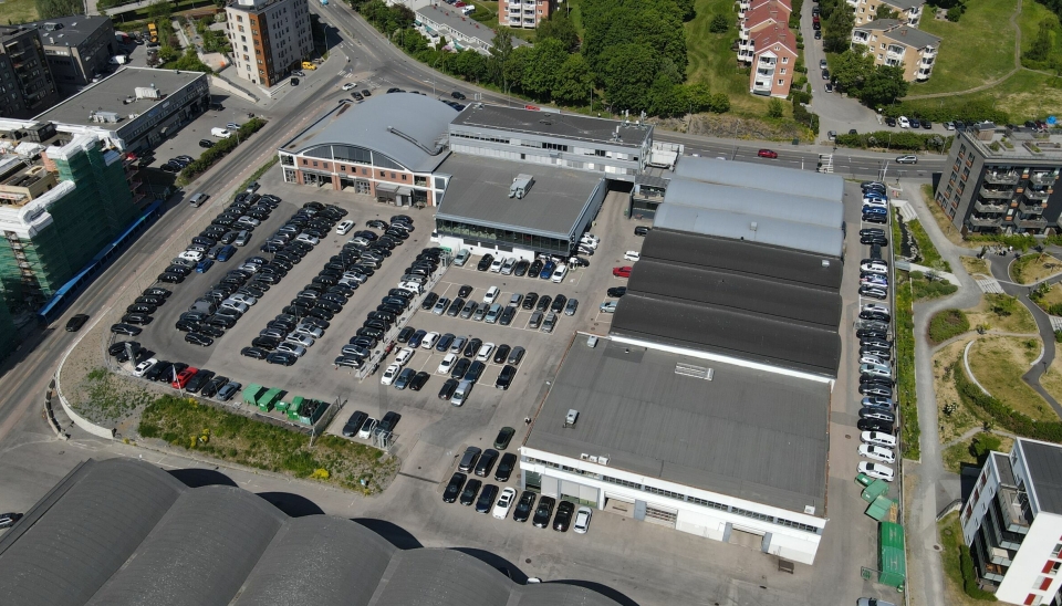 To Møller Bil-forhandlere ligger vegg-i-vegg - og bygningene skal rives eller bygges om til skolebygg.