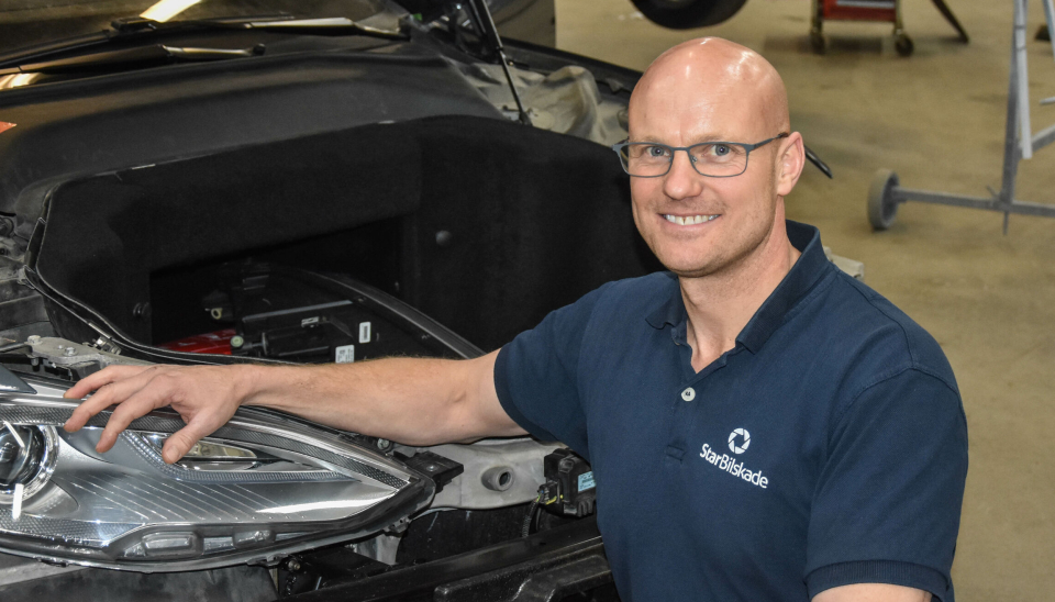 Fredrik Lervik, daglig leder i Star Bilskade, er en av fire nye aktører som har fått status som Tesla Approved Bodyshop.