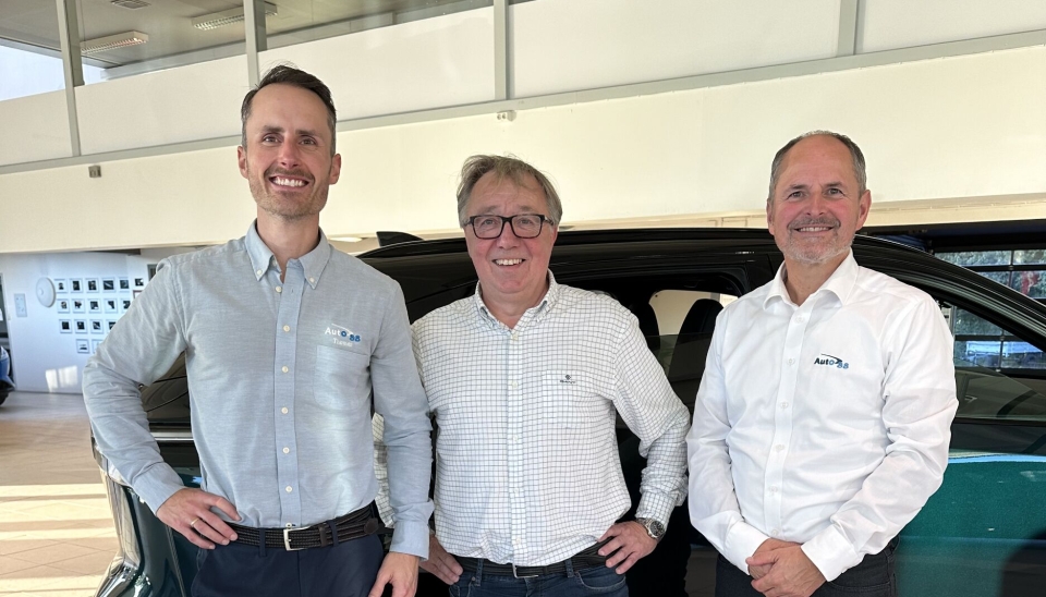 Daglig leder Geir Holum i Witro Bil, flankert av Thomas Sildnes (t. v.) og Terje Sildnes.